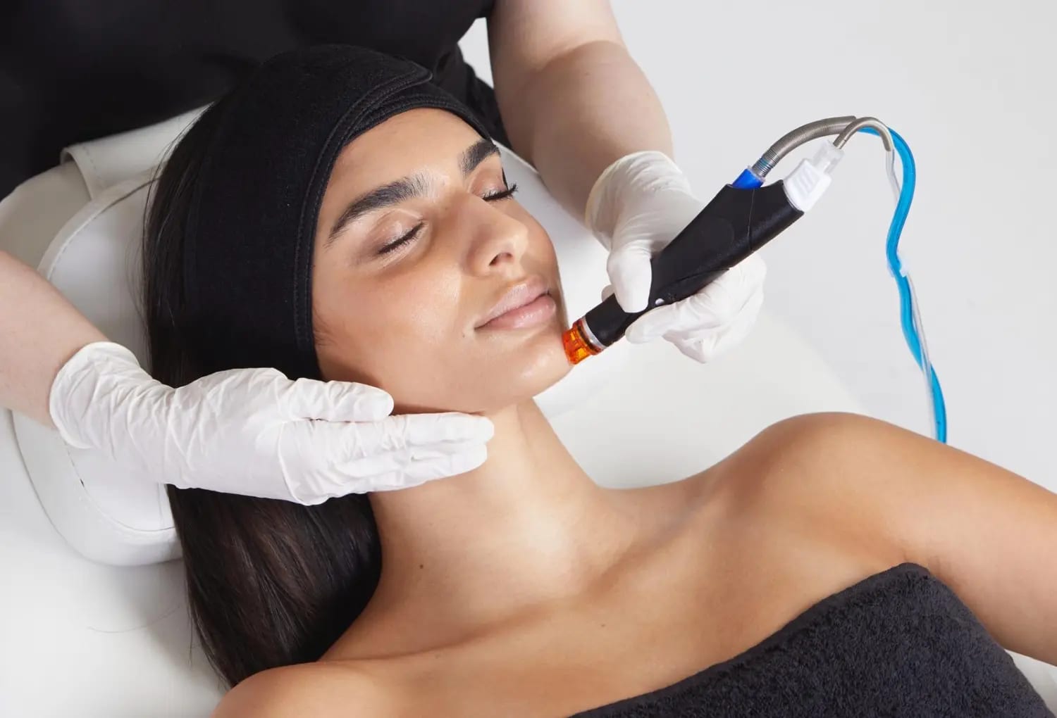 Hydrafacial-Behandlung im Studio Raum für Schönheit